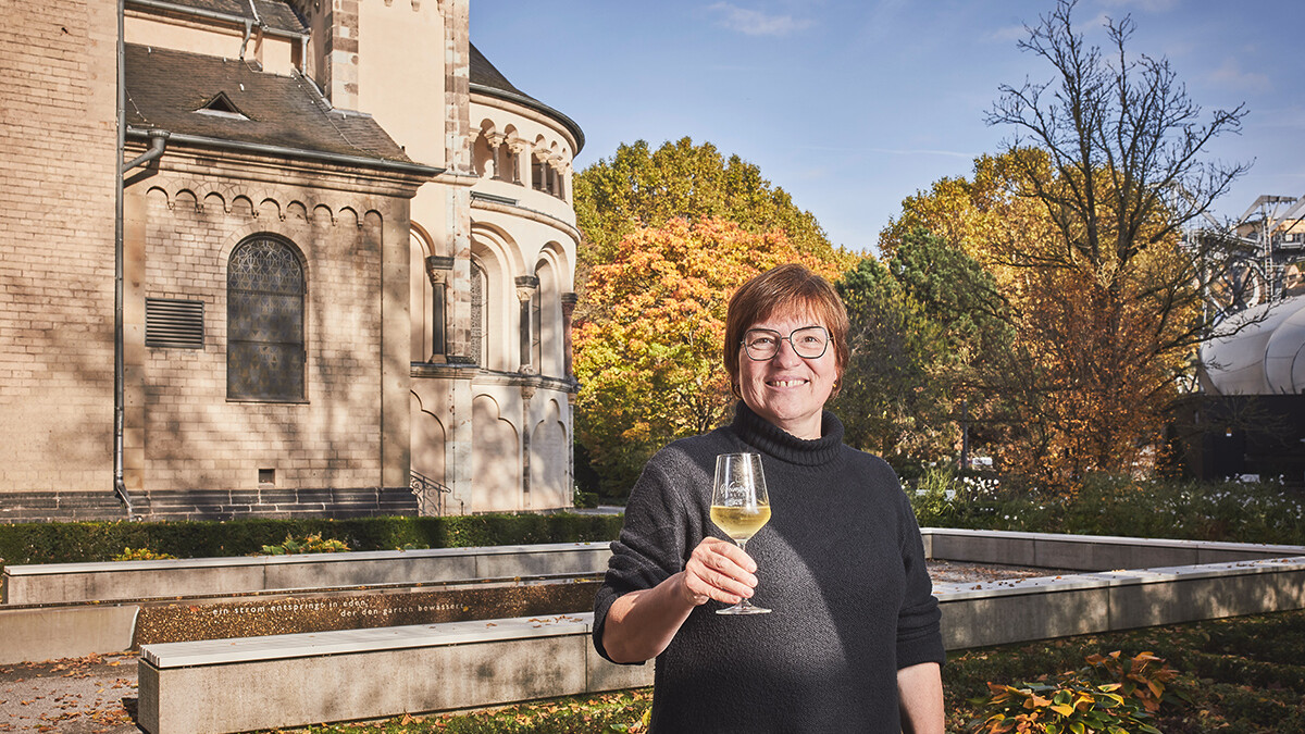 © Koblenz-Touristik GmbH, Picture Colada Gästeführerin mit Glas Wein vor der Basilika St. Kastor © Koblenz-Touristik GmbH, Picture Colada