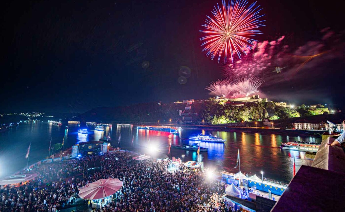Feuerwerk über der Festung Ehrenbreitstein mit dem Deutschen Eck im Vordergrund bei Rhein in Flammen © Koblenz-Touristik GmbH, Janko-Media Feuerwerk über der Festung Ehrenbreitstein mit dem Deutschen Eck im Vordergrund bei Rhein in Flammen © Koblenz-Touristik GmbH, Janko-Media