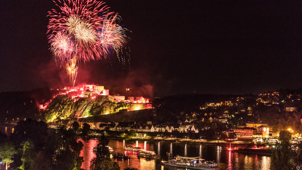 Feuerwerk über der Festung Ehrenbreitstein mit Schiffskonvoi bei Rhein in Flammen © Koblenz-Touristik/Dominik Ketz Feuerwerk über der Festung Ehrenbreitstein mit Schiffskonvoi bei Rhein in Flammen © Koblenz-Touristik/Dominik Ketz