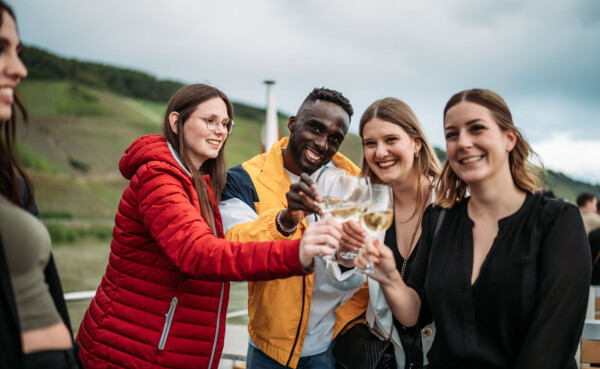 Personen die mit Weingl&auml;sern ansto&szlig;en auf der Veranstaltung "Wein on the Water" im Rahmen des Weinfestival Koblenz. &copy; Koblenz-Toursitik GmbH, Janko.Media 
