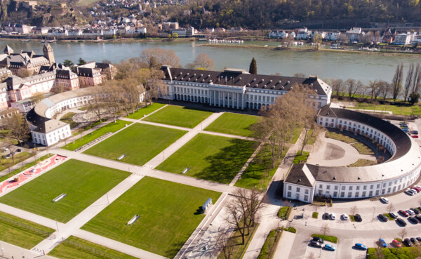 Luftaufnahme des Kurfürstlichen Schlosses in Koblenz in Herbst mit dem Rhein im Hintergrund © Koblenz-Touristik GmbH, Christian Görtz Luftaufnahme des Kurfürstlichen Schlosses in Koblenz in Herbst mit dem Rhein im Hintergrund © Koblenz-Touristik GmbH, Christian Görtz