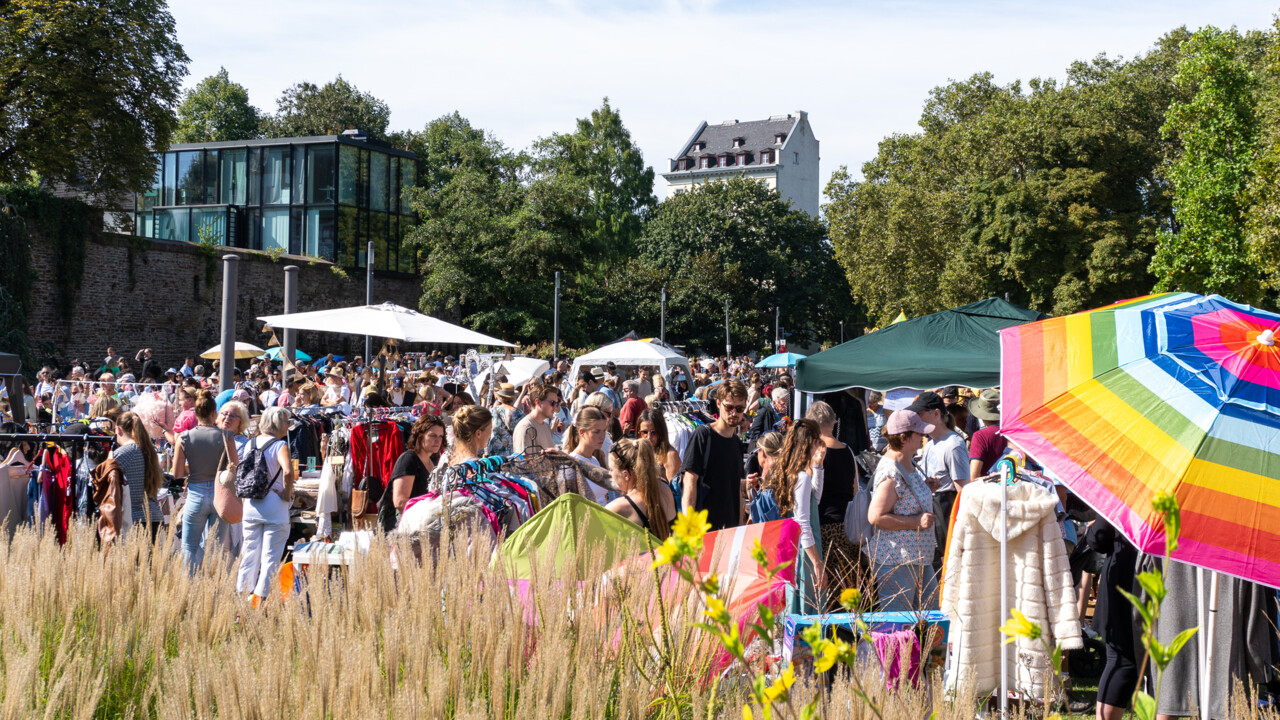 Die Wiese hinter dem Deutschen Eck beim Flohmarkt. © Koblenz-Touristik GmbH, Jannis Knaden Die Wiese hinter dem Deutschen Eck beim Flohmarkt. © Koblenz-Touristik GmbH, Jannis Knaden