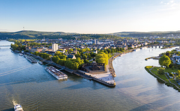 Luftaufnahme vom Deutschen Eck in Koblenz mit der Seilbahn, dem Rhein, der Mosel und Schiffen im Vordergrund © Koblenz-Touristik GmbH, Dominik Ketz Luftaufnahme vom Deutschen Eck in Koblenz mit der Seilbahn, dem Rhein, der Mosel und Schiffen im Vordergrund © Koblenz-Touristik GmbH, Dominik Ketz