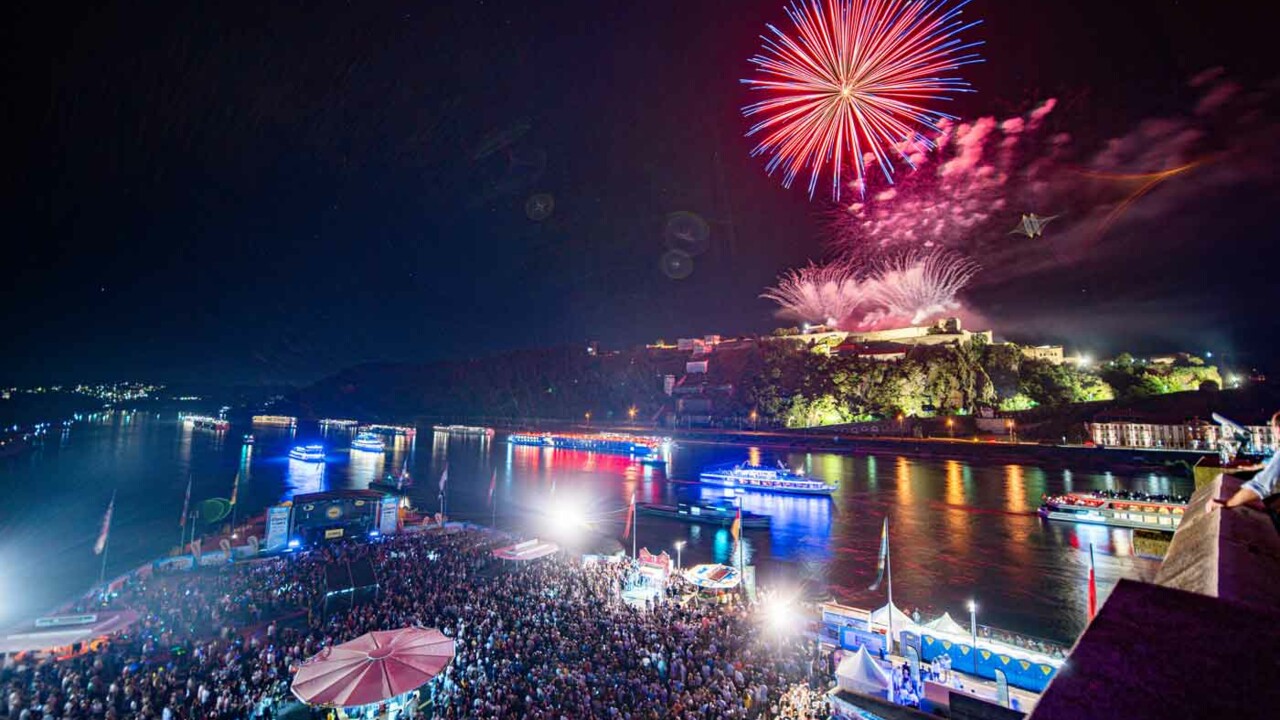 Koblenzer Sommerfest mit Rhein in Flammen 2024, Feuerwerk mit Schiffskonvoi © Koblenz-Touristik GmbH, Janko-Media Koblenzer Sommerfest mit Rhein in Flammen 2024, Feuerwerk mit Schiffskonvoi © Koblenz-Touristik GmbH, Janko-Media