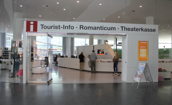 Familie lässt sich von der Tourist-Information im Forum Confluentes beraten © Koblenz-Touristik GmbH Familie lässt sich von der Tourist-Information im Forum Confluentes beraten © Koblenz-Touristik GmbH