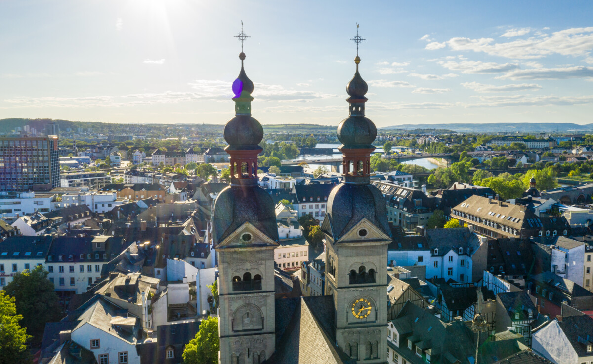 Zwiebeltürme Liebfrauenkirche Koblenz Altstadt © Koblenz-Touristik GmbH, Dominik Ketz Zwei Türme der Liebfrauenkirche in Koblenz mit Altstadt im Hintergrund © Koblenz-Touristik GmbH, Dominik Ketz