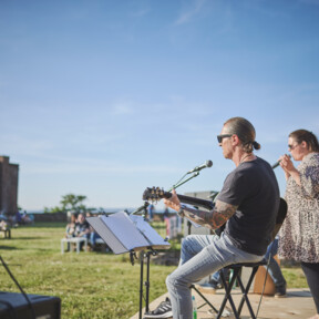 Band Vicky Unplugged spielt auf der Bühne während des Weinfestivals © Koblenz-Touristik GmbH, Picture Colada