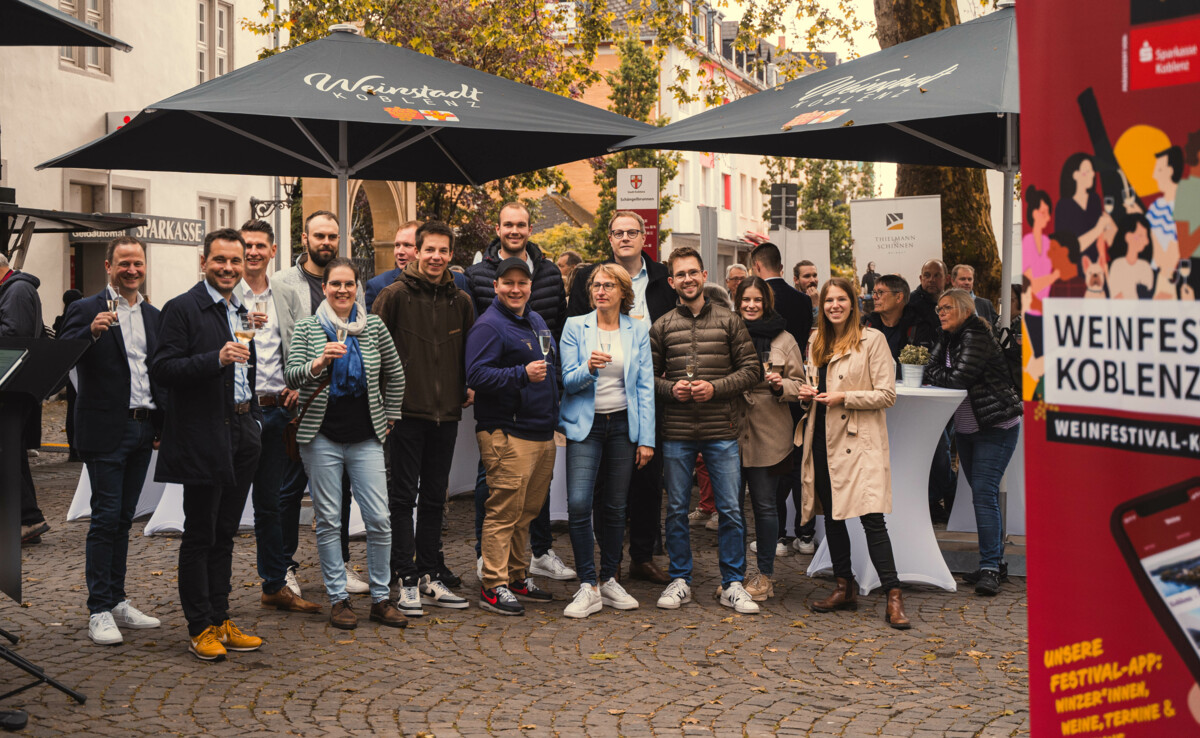 Winzerbetriebe Weinfestival © Koblenz-Touristik Gmbh, Gabriel Volkovic Menschengruppe bei der Blauen Stunde in Koblenz © Koblenz-Touristik Gmbh, Gabriel Volkovic