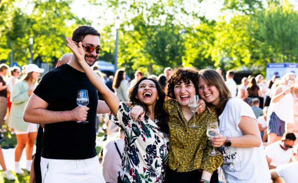 Wein on the Water 2023; Personen auf dem Oberdeck eines Fahrgastschiffes bei der Veranstaltung Wein on the Water &copy; Koblenz-Touristik GmbH, Kai Myller