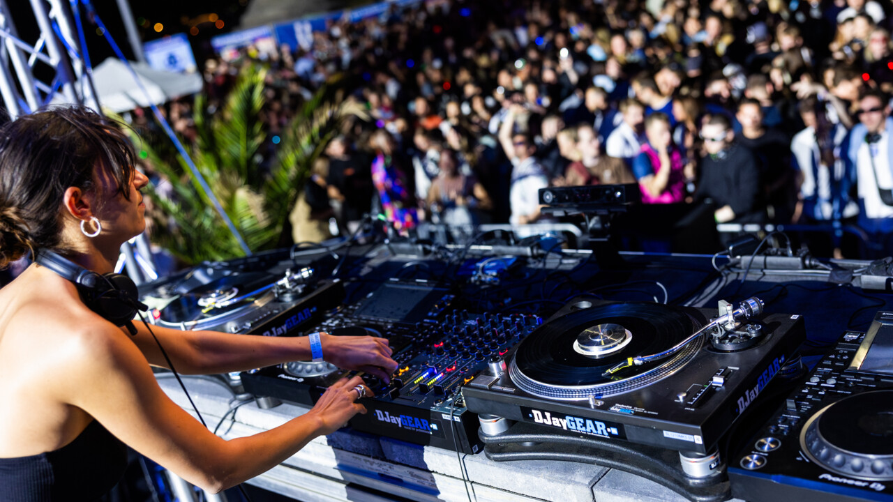 DJ Electronic Wine 2023 Deutsches Eck Koblenz © Koblenz-Touristik GmbH, Janko.Media Ogazón legt bei Electronic Wine 2023 am Deutschen Eck auf © Koblenz-Touristik GmbH, Janko.Media