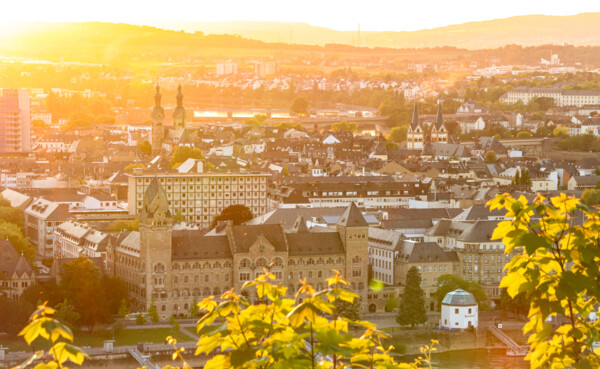 Preußisches Regierungsgebäude und Altstadt bei Abenddämmerung © Koblenz-Touristik GmbH, Johannes Bruchhof Preußisches Regierungsgebäude und Altstadt bei Abenddämmerung © Koblenz-Touristik GmbH, Johannes Bruchhof