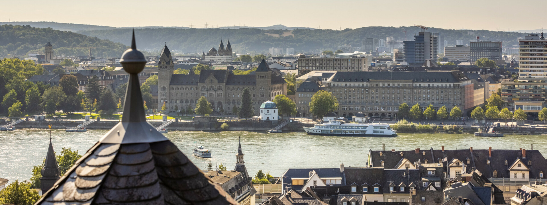 Ausblick über Koblenz vom Stadtteil Ehrenbreitstein aus mit mehreren Türmen, dem preußischen Regierungsgebäude, dem Pegelhaus und dem Rhein im Blick © Koblenz-Touristik GmbH, Dominik Ketz Ausblick über Koblenz vom Stadtteil Ehrenbreitstein aus mit mehreren Türmen, dem preußischen Regierungsgebäude, dem Pegelhaus und dem Rhein im Blick © Koblenz-Touristik GmbH, Dominik Ketz
