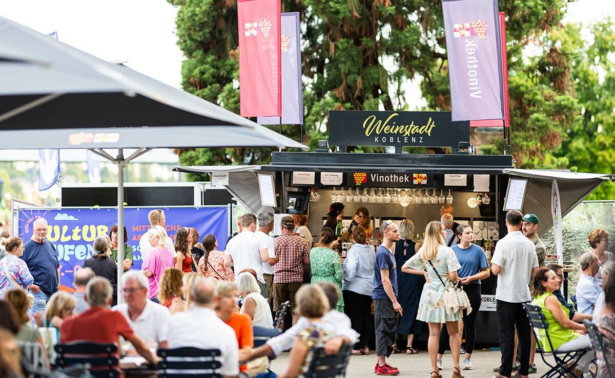 Vinothek an der Ufer-Bar an den Schlossstufen Koblenz © Koblenz-Touristik GmbH, Kai Myller Vinothek an der Ufer-Bar an den Schlossstufen Koblenz © Koblenz-Touristik GmbH, Kai Myller