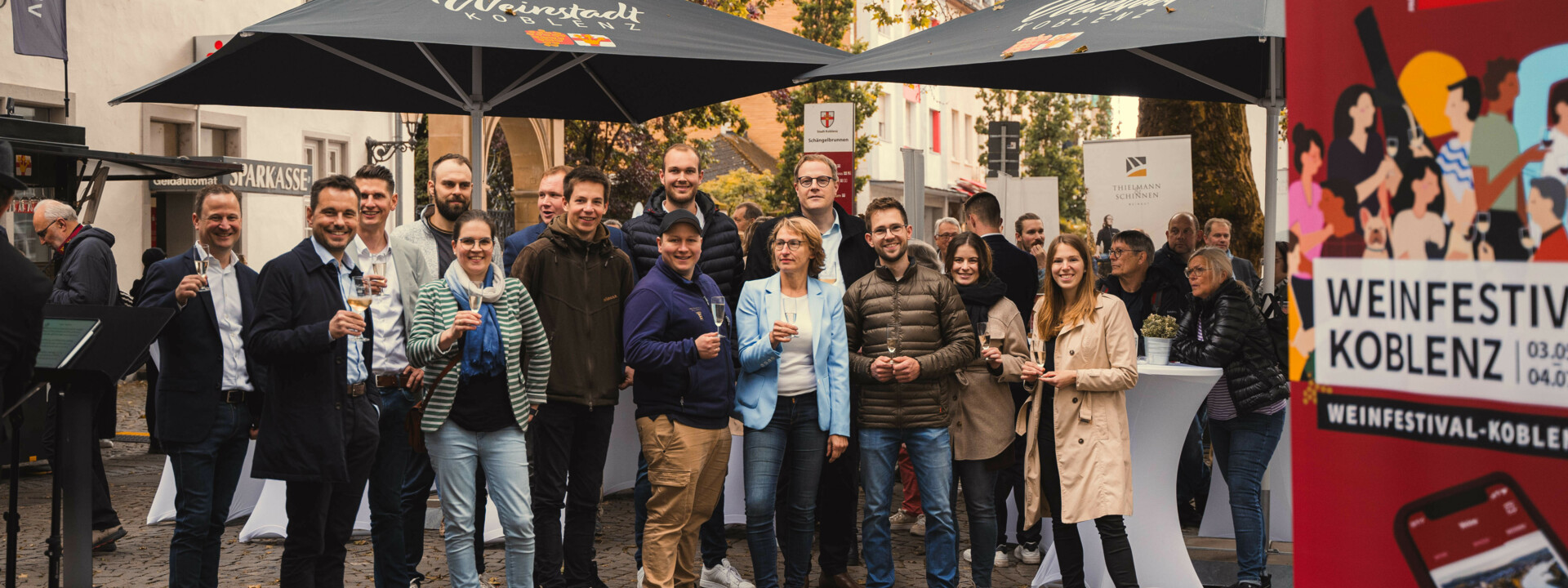 Weinfestival-Winzer*innen mit dem Oberb&uuml;rgermeister David Langer auf der Er&ouml;ffnung des Weinfestival Koblenz 2024. &copy; Koblenz-Touristik Gmbh, Gabriel Volkovic