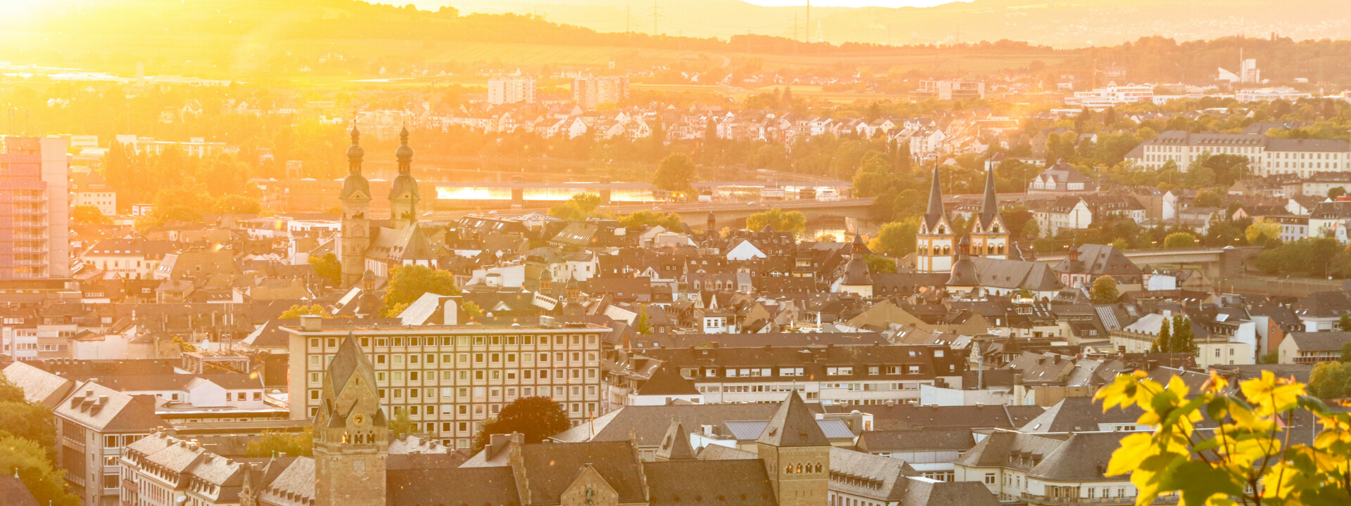 Preußisches Regierungsgebäude und Altstadt bei Abenddämmerung © Koblenz-Touristik GmbH, Johannes Bruchhof Preußisches Regierungsgebäude und Altstadt bei Abenddämmerung © Koblenz-Touristik GmbH, Johannes Bruchhof