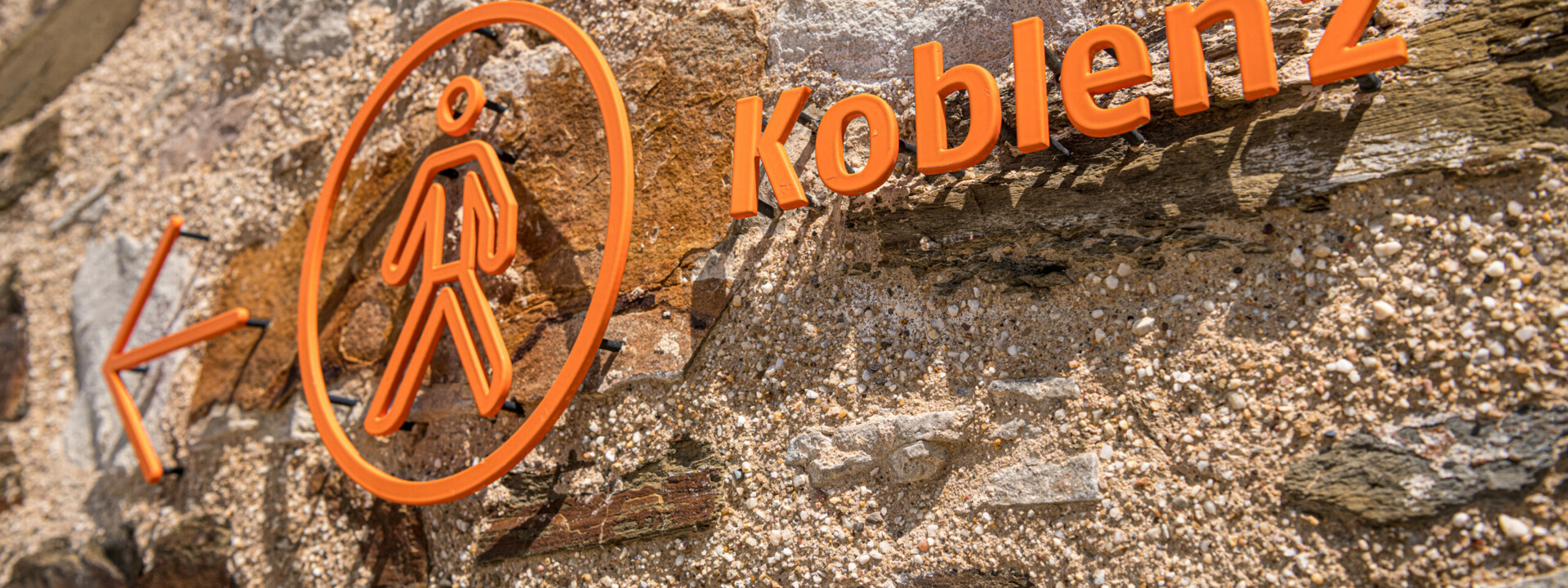 Koblenzschild an Mauer mit Pfeil in Richtung Stadt © Koblenz-Touristik GmbH, Dominik Ketz Koblenzschild an Mauer mit Pfeil in Richtung Stadt © Koblenz-Touristik GmbH, Dominik Ketz