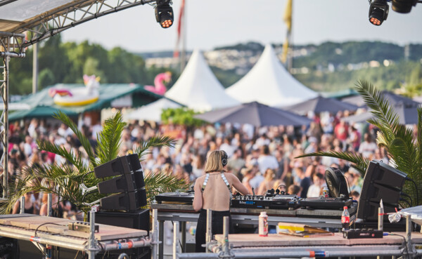 Rhein-Mosel-halle von der Vorderseite mit rotem Baum auf dem Rasen © Rhein-Mosel-halle von der Vorderseite mit rotem Baum auf dem Rasen ©