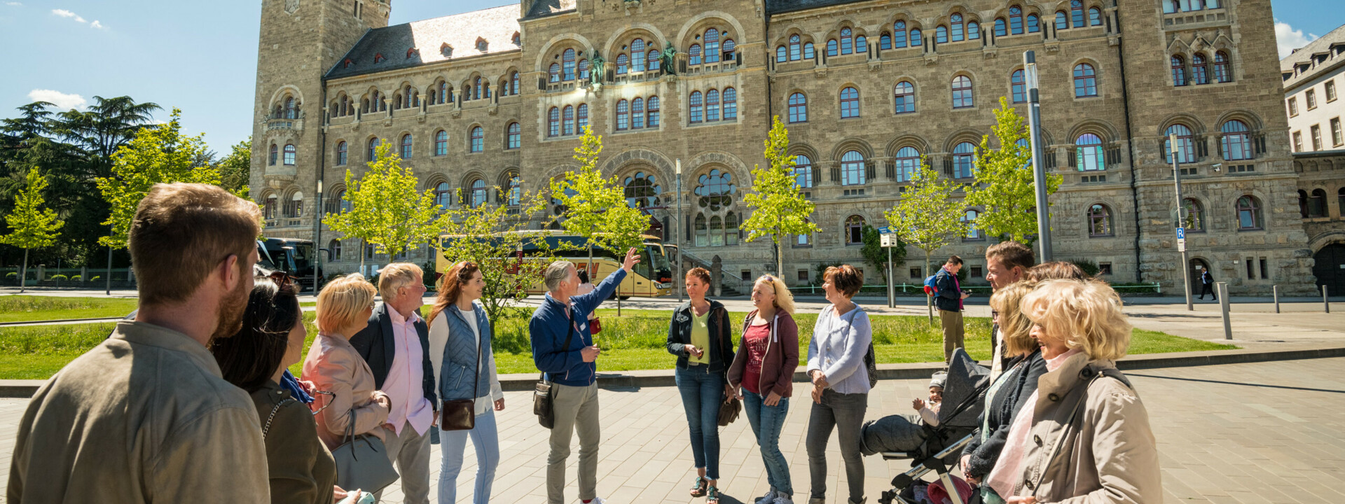 Führungsgruppe vor dem Preußischen Regierungsgebäude in Koblenz © Koblenz-Touristik GmbH, Dominik Ketz Führungsgruppe vor dem Preußischen Regierungsgebäude in Koblenz © Koblenz-Touristik GmbH, Dominik Ketz