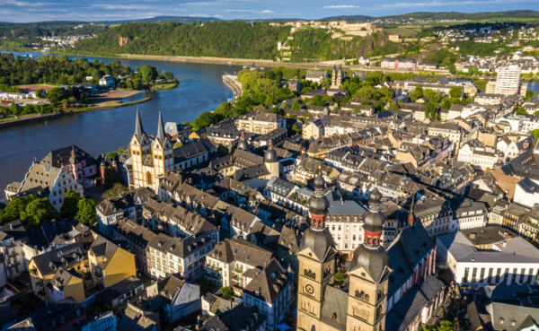 Luftaufnahme von Koblenzer Altstadt mit Liebfrauenkirche, Florinskirche, Altes Kauf- & Danzhaus, Basilika St. Kastor, Festung Ehrenbreitstein, Mosel, Rhein und Deutsches Eck © Koblenz-Touristik GmbH, Dominik Ketz Luftaufnahme von Koblenzer Altstadt mit Liebfrauenkirche, Florinskirche, Altes Kauf- & Danzhaus, Basilika St. Kastor, Festung Ehrenbreitstein, Mosel, Rhein und Deutsches Eck © Koblenz-Touristik GmbH, Dominik Ketz