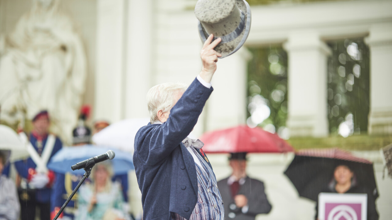 Mann hebt Hut Kaiserin Augusta Fest Koblenz © Mann hebt Hut auf dem Kaiserin Augusta Fest ©