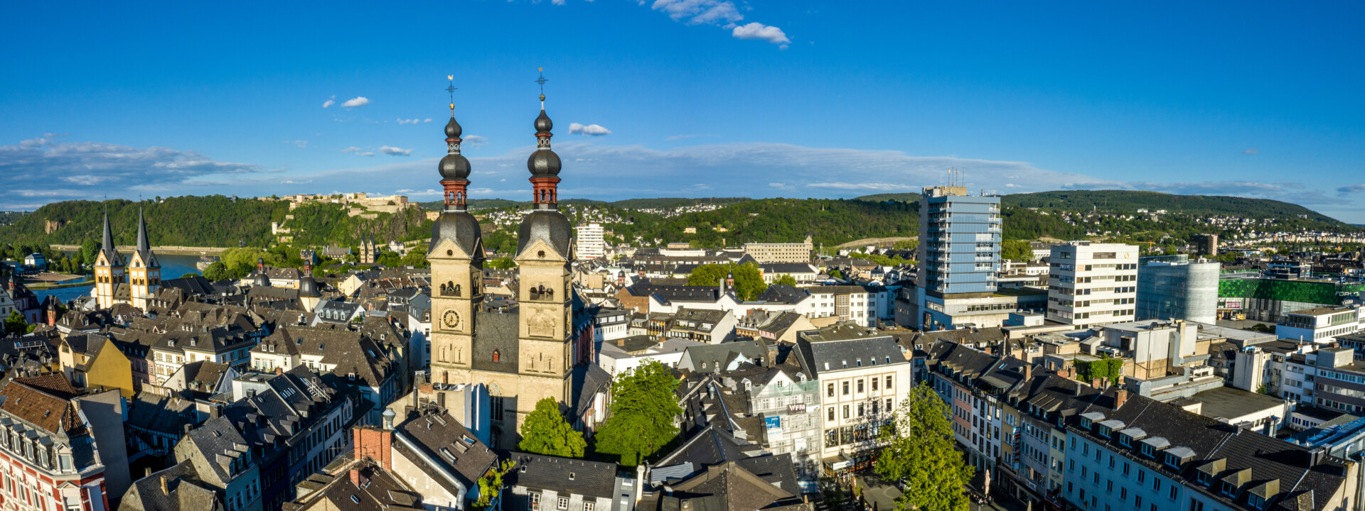Luftaufnahme der Koblenzer Altstadt mit Liebfrauenkirche im Vordergrund und Florinskirche, Altstadt und Festung Ehrenbreitstein im Hintergrund © Koblenz-Touristik GmbH, Dominik Ketz Luftaufnahme der Koblenzer Altstadt mit Liebfrauenkirche im Vordergrund und Florinskirche, Altstadt und Festung Ehrenbreitstein im Hintergrund © Koblenz-Touristik GmbH, Dominik Ketz