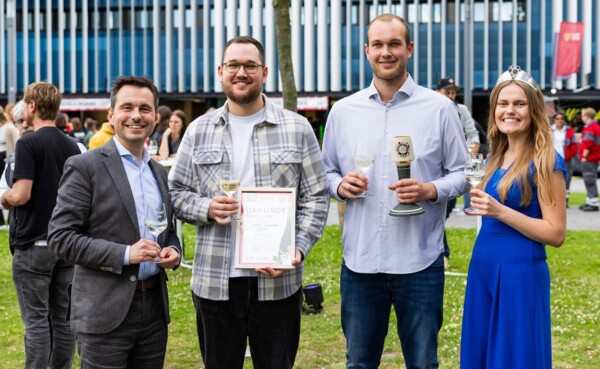 Oberb&uuml;rgermeister David Langner und WeinKaiserWein Gewinner 2024  Jonas Spurzem mit einer Weink&ouml;nigin auf der Blauen Stunde.  &copy; Koblenz-Touristik GmbH, Kai Myller 