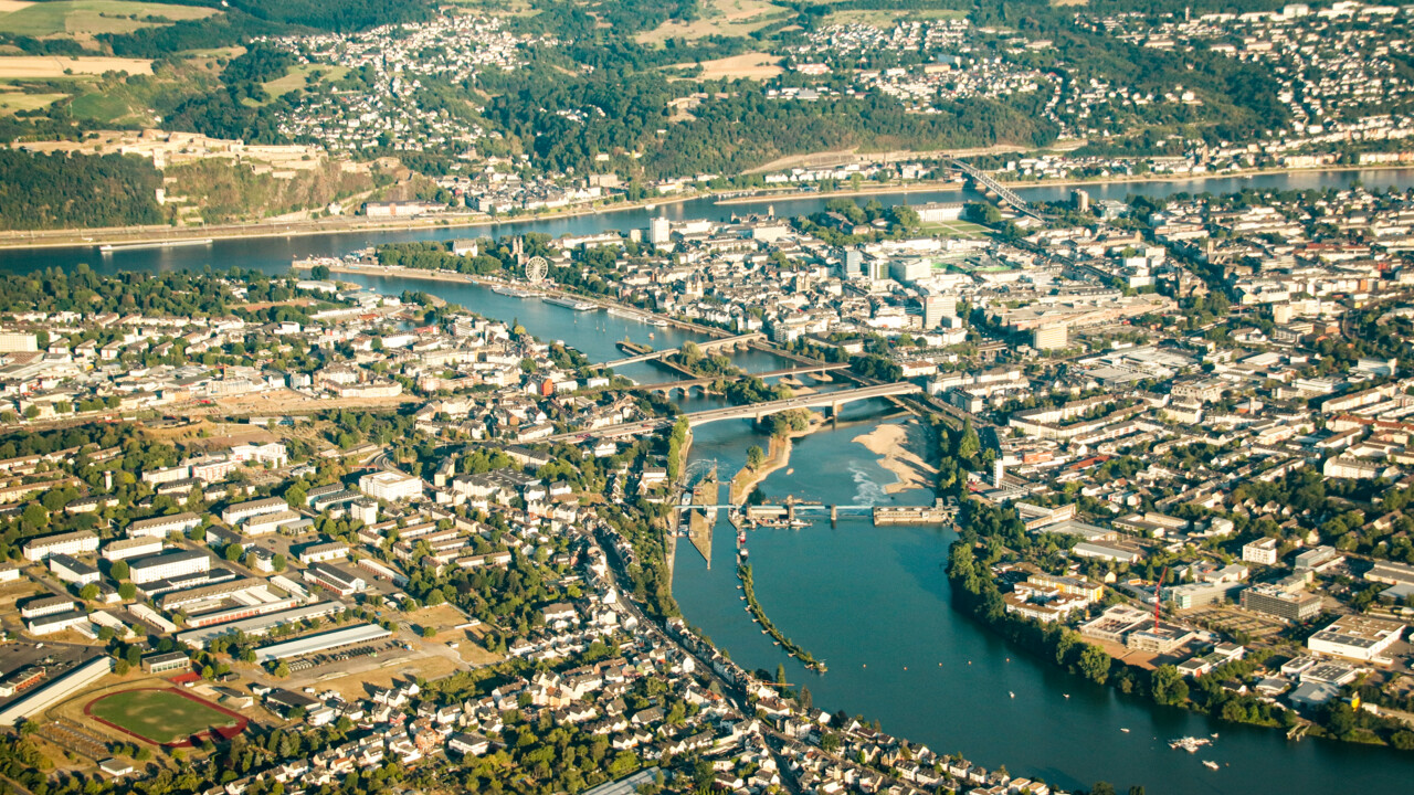 Luftaufnahme Koblenz Mosel Sperre Brücken © Johannes Bruchhof Luftaufnahme von Koblenz mit den Moselbrücken im Vordergrund und der Festung im Hintergrund © Johannes Bruchhof