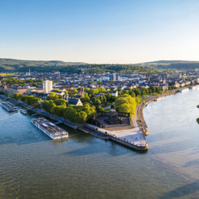 Luftaufnahme vom Deutschen Eck in Koblenz mit der Seilbahn, dem Rhein, der Mosel und Schiffen im Vordergrund © Koblenz-Touristik GmbH, Dominik Ketz
