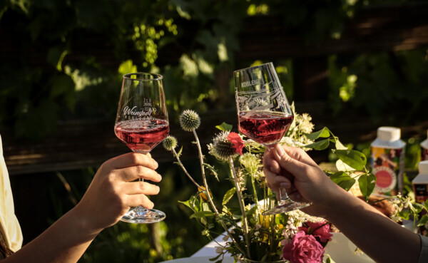 Koblenz-Gläser stoßen zum Wohl an. © Koblenz-Touristik GmbH, Johannes Bruchhof Koblenz-Gläser stoßen zum Wohl an. © Koblenz-Touristik GmbH, Johannes Bruchhof