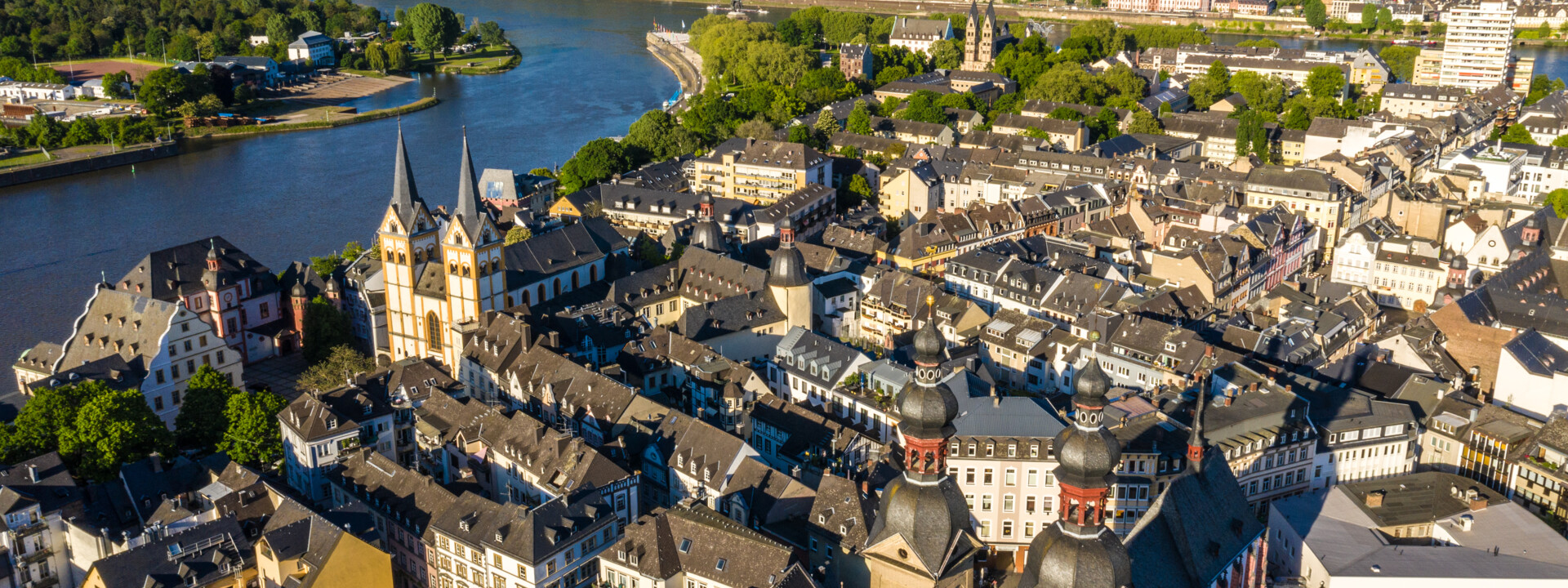 Luftaufnahme von Koblenzer Altstadt mit Liebfrauenkirche, Florinskirche, Altes Kauf- & Danzhaus, Basilika St. Kastor, Festung Ehrenbreitstein, Mosel, Rhein und Deutsches Eck © Koblenz-Touristik GmbH, Dominik Ketz Luftaufnahme von Koblenzer Altstadt mit Liebfrauenkirche, Florinskirche, Altes Kauf- & Danzhaus, Basilika St. Kastor, Festung Ehrenbreitstein, Mosel, Rhein und Deutsches Eck © Koblenz-Touristik GmbH, Dominik Ketz
