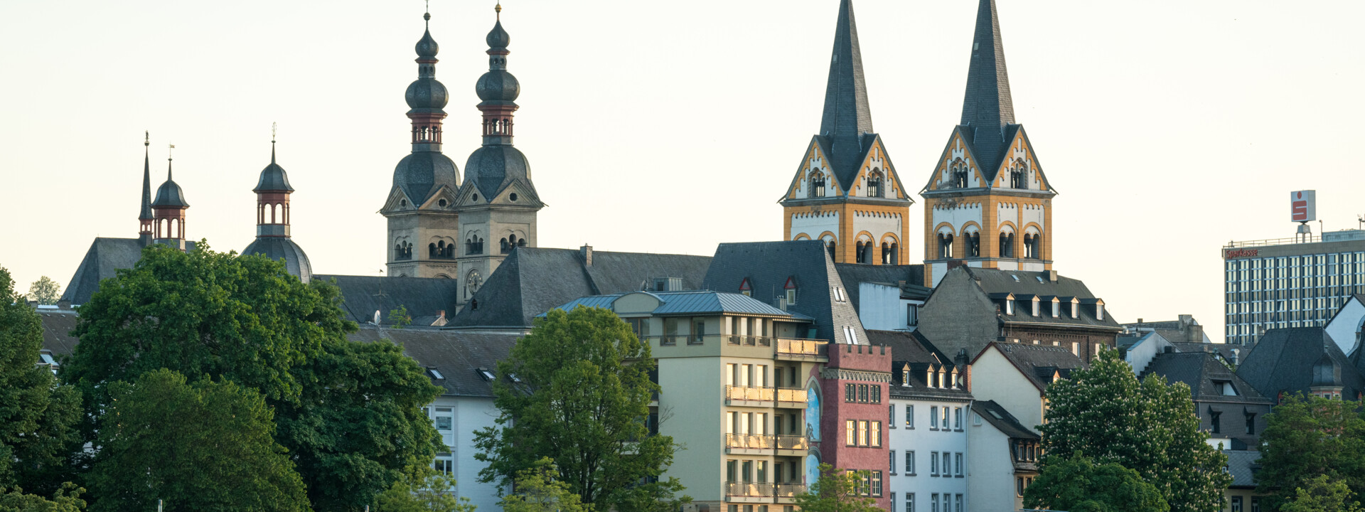 Skyline von Koblenz gesehen vom Moselufer mit mehreren Kirchtürmen zu sehen © Koblenz-Touristik GmbH, Dominik Ketz Skyline von Koblenz gesehen vom Moselufer mit mehreren Kirchtürmen zu sehen © Koblenz-Touristik GmbH, Dominik Ketz
