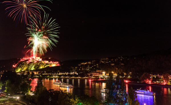 Rhein in Flammen 2018 © Koblenz-Touristik GmbH, Dominik Ketz Schiffskonvoi mit Feuerwerk vor der Festung Ehrenbreitsten © Koblenz-Touristik GmbH, Dominik Ketz