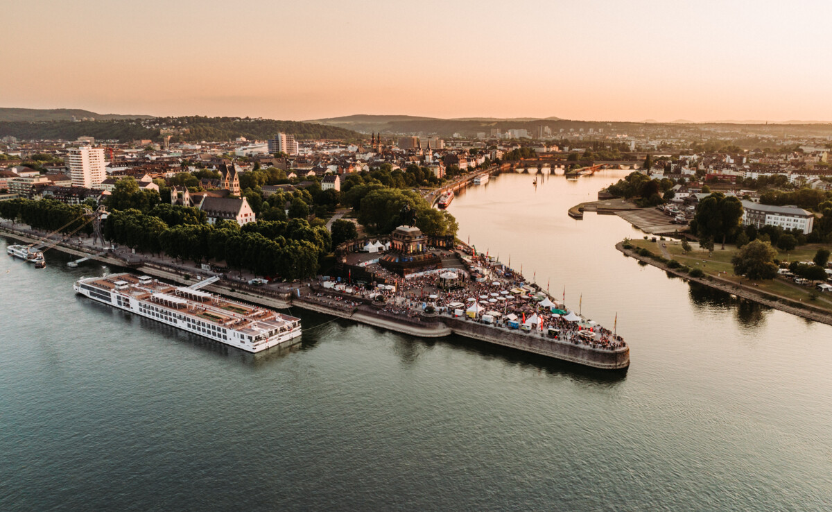 Drohnen Foto Electronic Wine 2023 © Koblenz-Touristik GmbH, Janko.Media Drohnen Foto des Deutschen Ecks in Koblenz im Sonnenuntergang bei der Veranstaltung Electronic Wine. © Koblenz-Touristik GmbH, Janko.Media