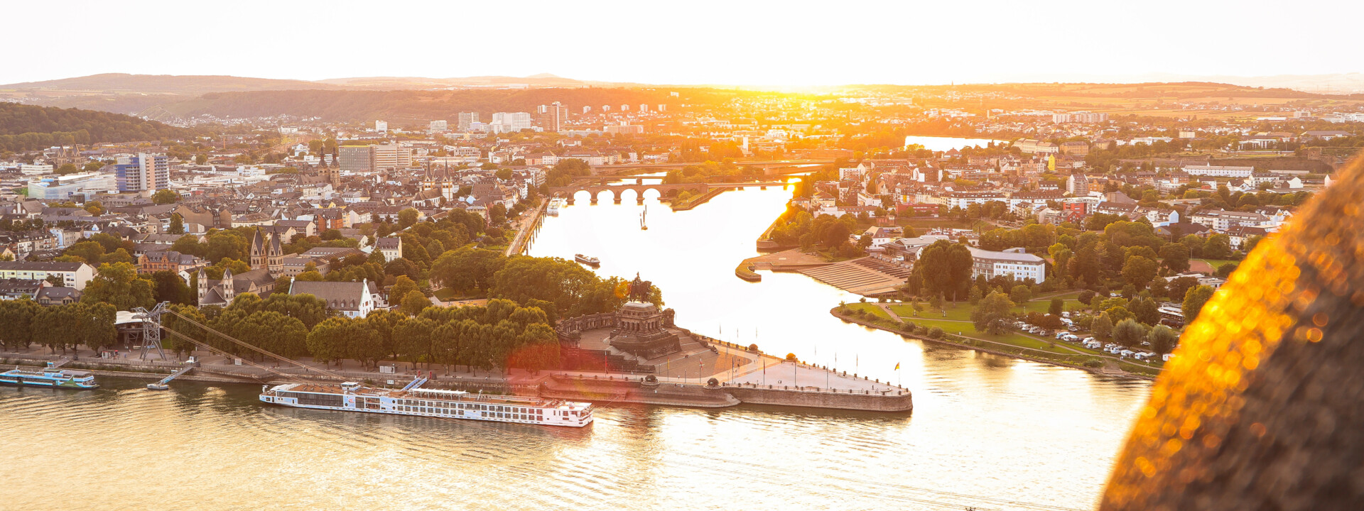 Skyline von Koblenz gesehen vom Moselufer mit mehreren Kirchtürmen zu sehen © Johannes Bruchhof Skyline von Koblenz gesehen vom Moselufer mit mehreren Kirchtürmen zu sehen © Johannes Bruchhof