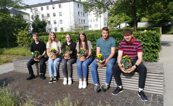 Das Team der Koblenz-Touristik GmbH sitzt auf dem Dach der Rhein-Mosel-Halle bei der Blauen Stunde © Koblenz-Touristik GmbH Das Team der Koblenz-Touristik GmbH sitzt auf dem Dach der Rhein-Mosel-Halle bei der Blauen Stunde © Koblenz-Touristik GmbH