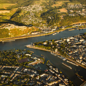 Luftaufnahme von der Festung Ehrenbreitstein mit Blick auf das Deutsche Eck, die Altstadt und die nähere Umgebung. © Koblenz-Touristik GmbH, Johannes Bruchhof