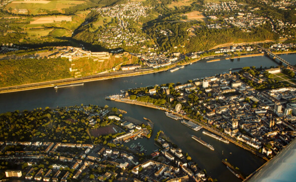 Luftaufnahme von der Festung Ehrenbreitstein mit Blick auf das Deutsche Eck, die Altstadt und die nähere Umgebung. © Koblenz-Touristik GmbH, Johannes Bruchhof Luftaufnahme von der Festung Ehrenbreitstein mit Blick auf das Deutsche Eck, die Altstadt und die nähere Umgebung. © Koblenz-Touristik GmbH, Johannes Bruchhof