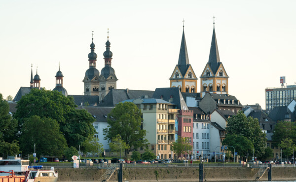 Skyline von Koblenz gesehen vom Moselufer mit mehreren Kirchtürmen zu sehen © Koblenz-Touristik GmbH, Dominik Ketz Skyline von Koblenz gesehen vom Moselufer mit mehreren Kirchtürmen zu sehen © Koblenz-Touristik GmbH, Dominik Ketz
