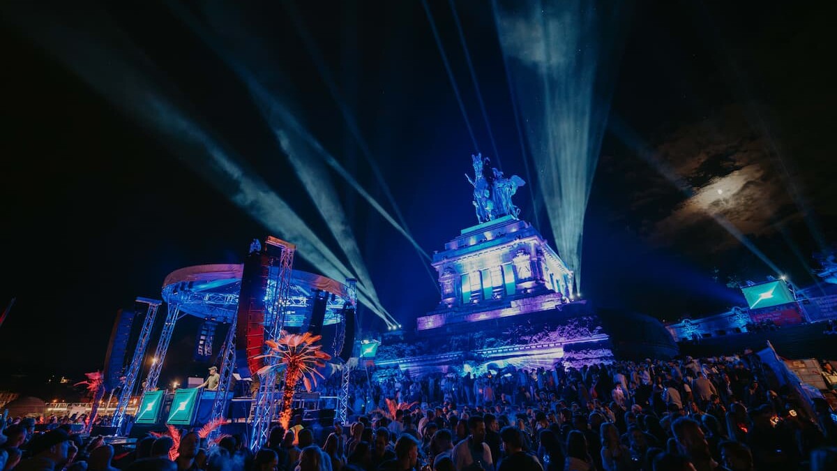 Electronic Wine 2024 Kaiser Wilhelm Denkmal am Deutschen Eck © Koblenz-Touristik GmbH, Janko.Media Das Kaiser Wilhelm Denkmal am Deutschen Eck beleuchtet von der Veranstaltung Electronic Wine. © Koblenz-Touristik GmbH, Janko.Media