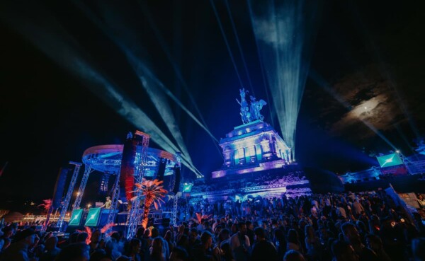 Das Kaiser Wilhelm Denkmal am Deutschen Eck  beleuchtet von der Veranstaltung Electronic Wine. &copy; Koblenz-Touristik GmbH, Janko.Media