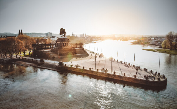 Das Deutsche Eck beim Sonnenuntergang im Herbst © Koblenz-Touristik GmbH, Christian Görtz Das Deutsche Eck beim Sonnenuntergang im Herbst © Koblenz-Touristik GmbH, Christian Görtz