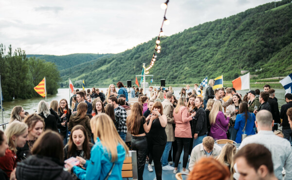 Wein on the Water 2023; Personen auf dem Oberdeck eines Fahrgastschiffes bei der Veranstaltung Wein on the Water &copy; Koblenz-Touristik GmbH, Janko.Media