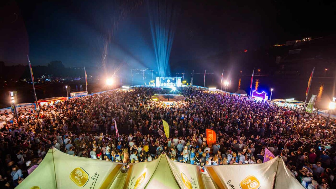 Koblenzer Sommerfest mit Rhein in Flammen 2024, Menschen feiern am Deutschen Eck © Koblenz-Touristik GmbH, Janko-Media © Koblenz-Touristik GmbH, Janko-Media