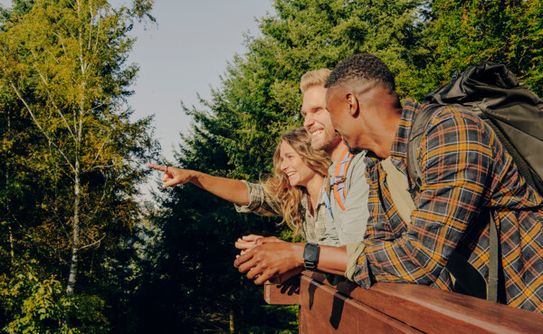 Freundesgruppe steht am Zaun und lacht während eine auf etwas in der Entfernung zeigt © Koblenz-Touristik GmbH, Philip Bruederle Freundesgruppe steht am Zaun und lacht während eine auf etwas in der Entfernung zeigt © Koblenz-Touristik GmbH, Philip Bruederle