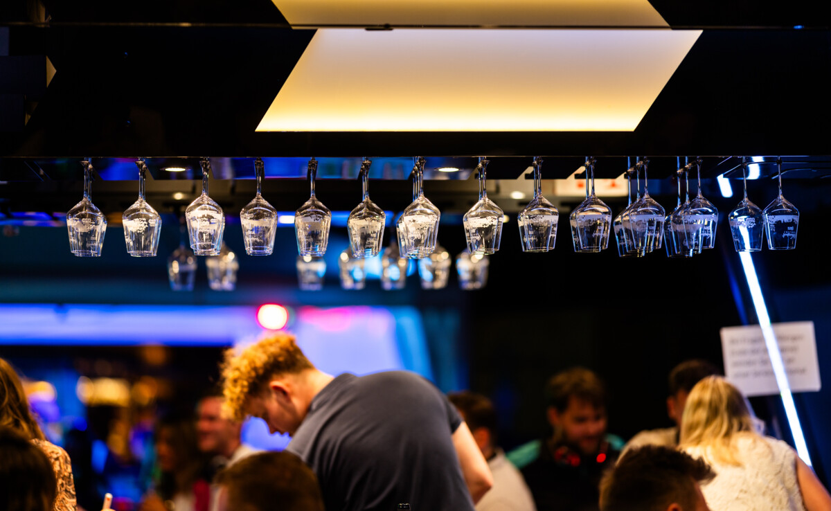 Weingl&auml;ser h&auml;ngen von einer Weinbar bei Electronic Wine in Koblenz &copy; Koblenz-Touristik GmbH, Kai Myller