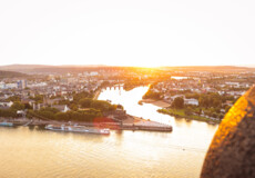 Koblenz im Sonnenuntergang © Johannes Bruchhof Blick über die Stadt Koblenz auf das Deutsche Eck den Zusammenfluss von Rhein und Mosel in der Abendsonne © Johannes Bruchhof