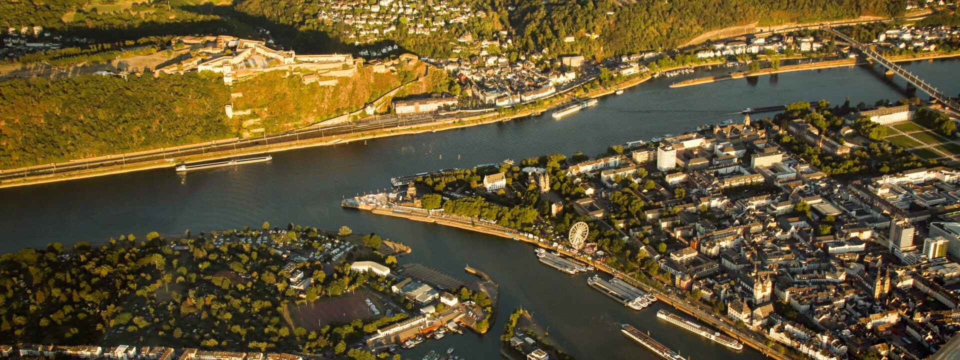 Luftaufnahme von der Festung Ehrenbreitstein mit Blick auf das Deutsche Eck, die Altstadt und die nähere Umgebung. © Koblenz-Touristik GmbH, Johannes Bruchhof Luftaufnahme von der Festung Ehrenbreitstein mit Blick auf das Deutsche Eck, die Altstadt und die nähere Umgebung. © Koblenz-Touristik GmbH, Johannes Bruchhof